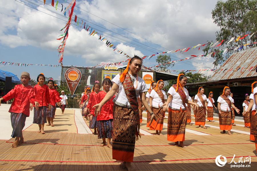 乌汶府孔江县村民跳起传统舞蹈欢迎游客。