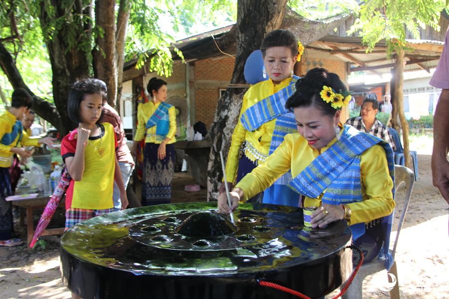 制作锣鼓是乌汶府披苯县的传统手工艺