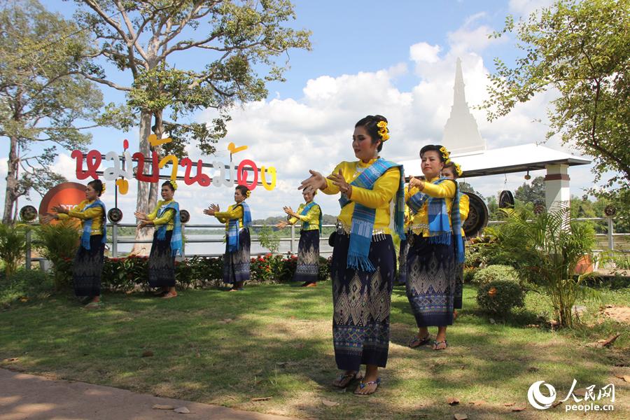 乌汶府披苯县村民跳起传统舞蹈欢迎游客