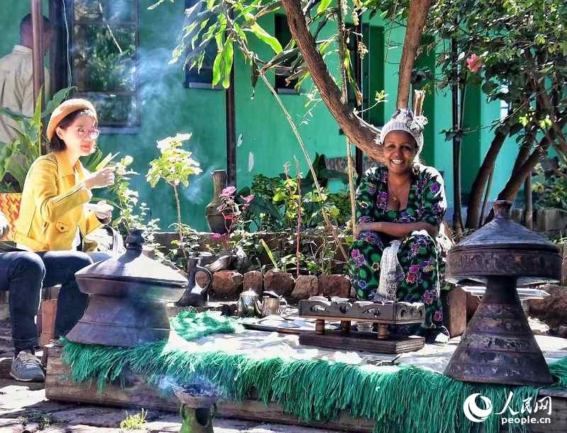 中國游客在埃塞俄比亞鄉間體驗傳統的咖啡。（攝影：李欣）