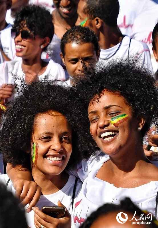 埃塞俄比亞“大埃跑”馬拉鬆上熱情的當地姑娘。（攝影：李欣）