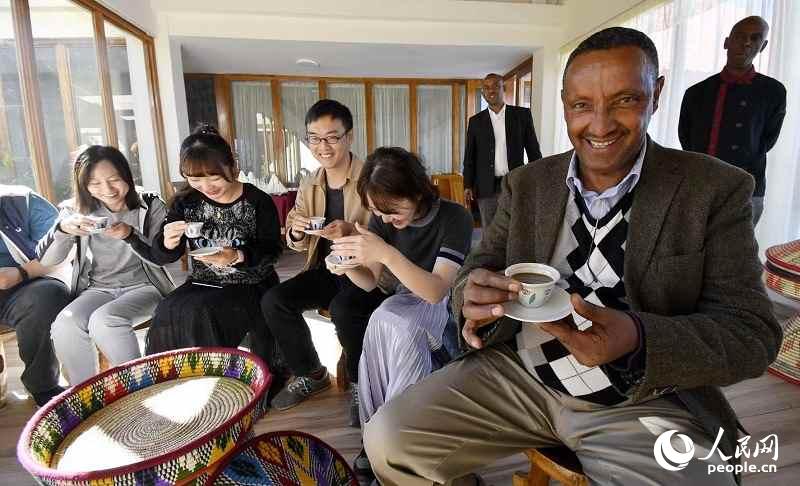拉裡貝拉城Mezena Lodge民宿酒店的老板Yohannes Assefa為中國游客介紹埃塞俄比亞傳統咖啡的品嘗方法。（攝影：李欣）
