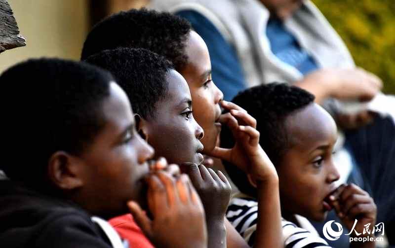 觀看體育比賽的埃塞俄比亞孩子。（攝影：李欣）